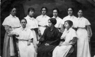 Группа учениц 6-3 класса 1915 г. выпска, крайняя слева Елизавета Федоровна Дубровина