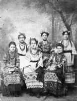Ученицы РЕУ, выпуск 1908 г.: Зинаида Липягова стоит крайняя слева